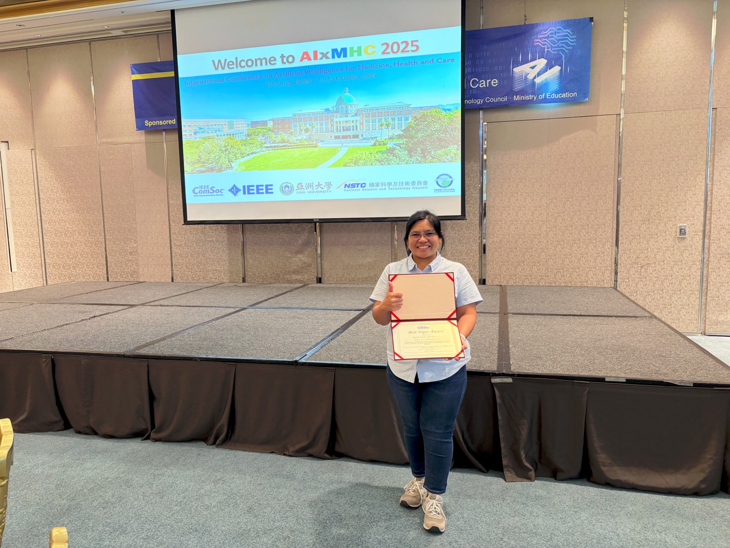 Best Paper Award photograph for AIxMHC 2025